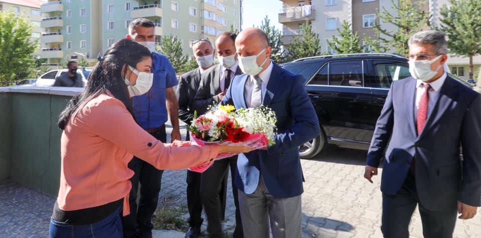 Bir 3 kişi, ayakta duran insanlar, çiçek ve açık hava görseli olabilir