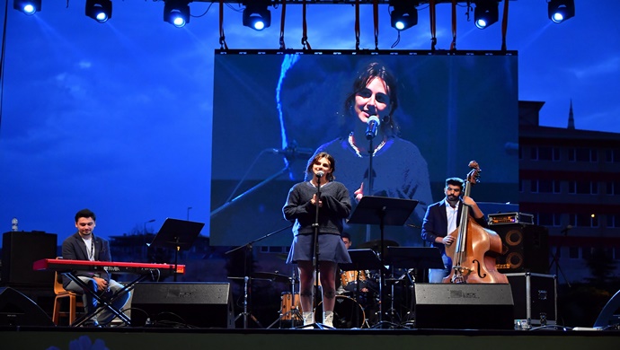 CAZIN EŞSİZ MELODİLERİ BEYLİKDÜZÜ’NDE YANKILANDI