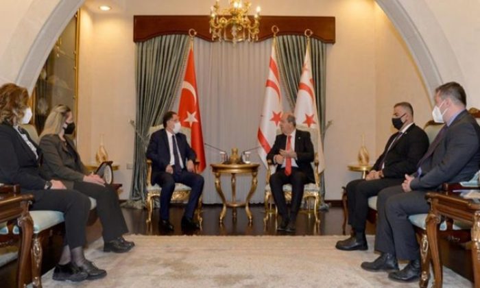 Cumhurbaşkanı Ersin Tatar, TC Kamu Başdenetçisi Şeref Malkoç ve beraberindekileri kabul ederek görüştü