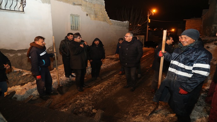 BAŞKAN KUŞ, GECE GEÇ SAATLERE KADAR ÇALIŞMALARI YERİNDE İNCELEDİ