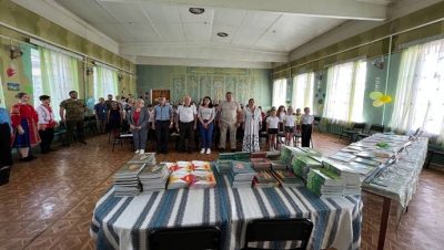 «Единая Россия» передала 10 тысяч учебников в школу в Мариуполе