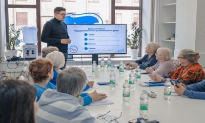 Birleşik Rusya aktivistleri Nizhny Novgorod emeklilerini hizmet almak için çevrimiçi hizmetleri kullanma konusunda eğitiyor