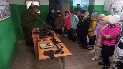 Kaliningrad bölgesinde Birleşik Rusya, okul çocukları için bir sınır karakoluna gezi düzenledi
