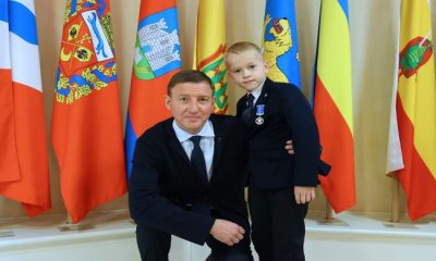 Andrey Turchak, Pskov bölgesinden 9 yaşındaki Igor Belov’a “Cesaret İçin” madalyasını verdi