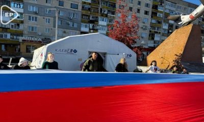 Birleşik Rusya eylemcileri Ulusal Birlik Günü nedeniyle Lisichansk’ta 100 metrelik üç renkli bir pankart açtılar