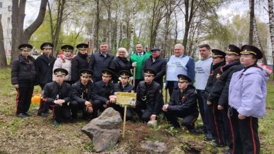 Birleşik Rusya aktivistleri Izhevsk’te Kırım’la dostluğun göstergesi olarak bir anma bahçesi kurdular
