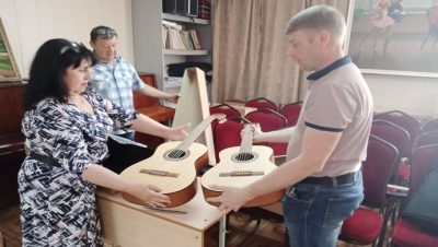 Birleşik Rusya’nın desteğiyle Stavropol Bölgesi’ndeki kırsal bir müzik okuluna yeni enstrümanlar bağışlandı
