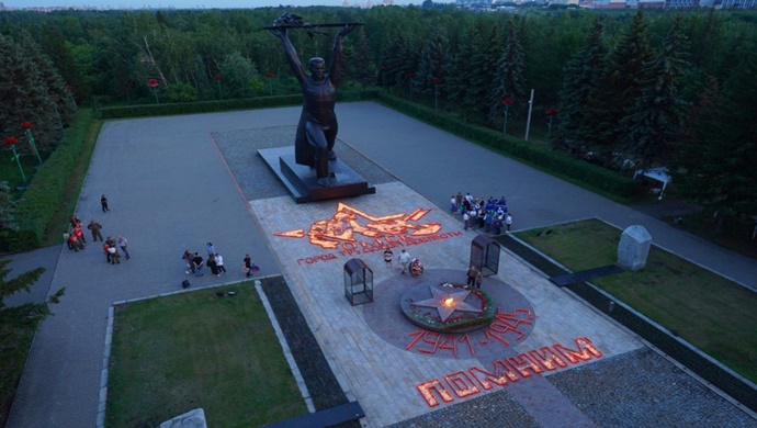 “Ateşli savaş resimleri”, “Hatıra Mumu”, çiçek bırakma: “Birleşik Rusya” Anma ve Keder Günü’nde bölgelerde vatansever eylemler düzenledi
