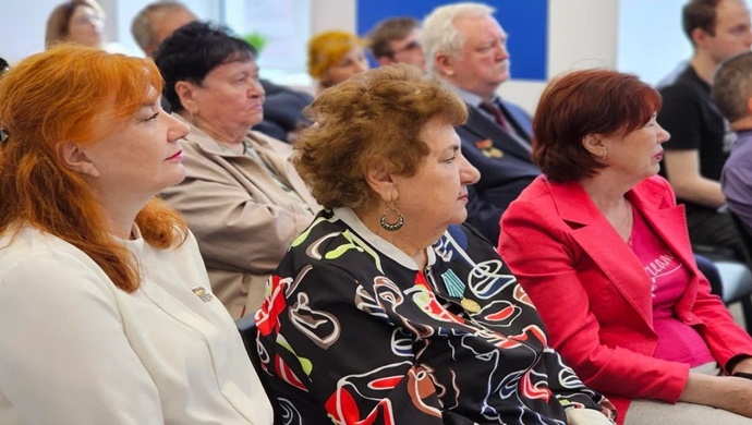 Murmansk’ta Birleşik Rusya, yaşlı nesil için siber güvenlik dersi düzenledi