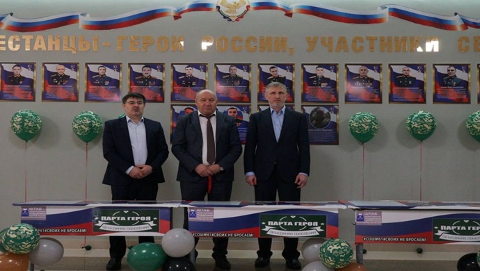 «Единая Россия» открыла в Махачкале Парты Героя в честь Героев России
