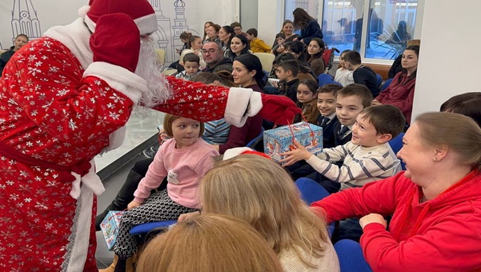 Birleşik Rusya, Donetsk Halk Cumhuriyeti’ndeki çocuklara yeni yıl hediyeleri sundu