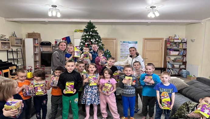 Noel Baba gösterileri, tatlı hediyeler, eğitici oyunlar: Birleşik Rusya, ülke genelindeki çocuklara yeni yıl mucizesi getiriyor