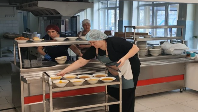 Birleşik Rusya, okul kantinlerinin yenilenmesinden avluların peyzaj düzenlemesine ve ekipman bağışına kadar bölge sakinlerine yardım etti