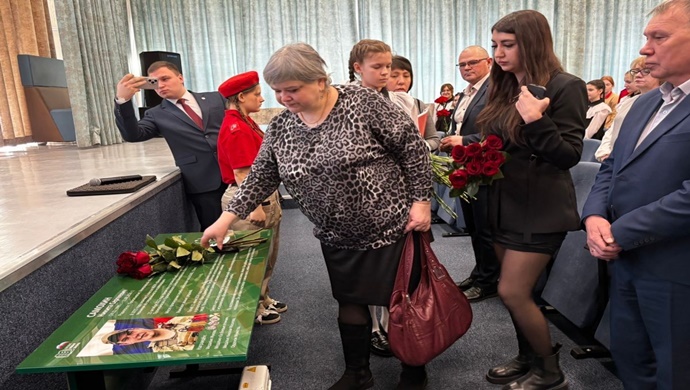 В Прокопьевске в Кузбассе «Единая Россия» открыла Парту Героя в память об участнике СВО