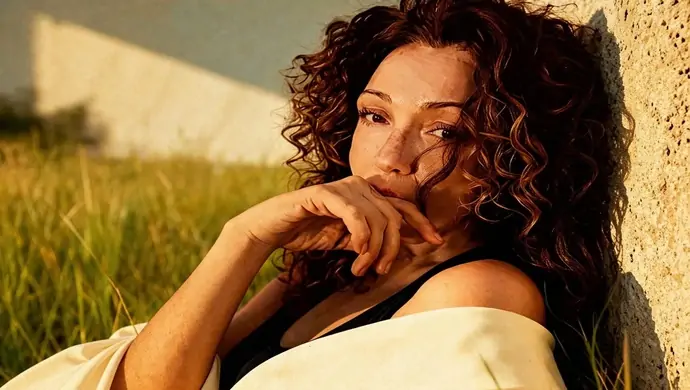 TÜRKİYE’NİN SEVİLEN SESİ ECE VARDAR, YENİ ŞARKISI “AGANTA BURİNA BURİNATA” İÇİN STÜDYODA!