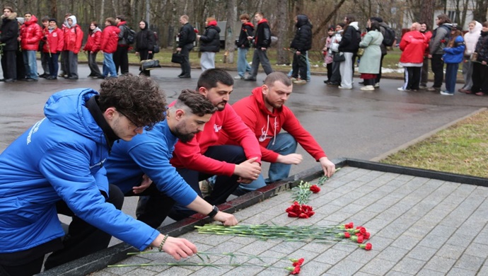 Единороссы почтили память жертв нацистских концлагерей в Москве и Мурманской области