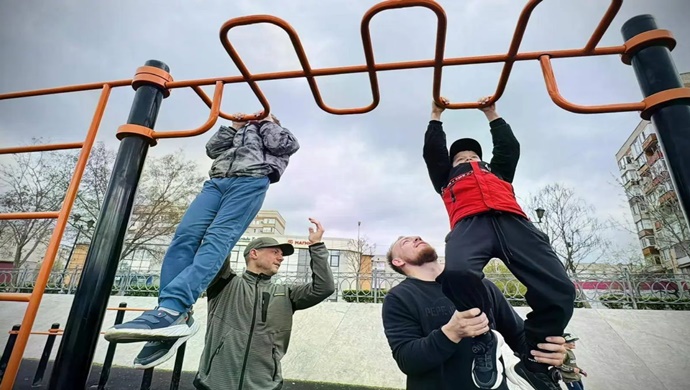 «Единая Россия» запустила в Астраханской области серию массовых зарядок в парках и скверах