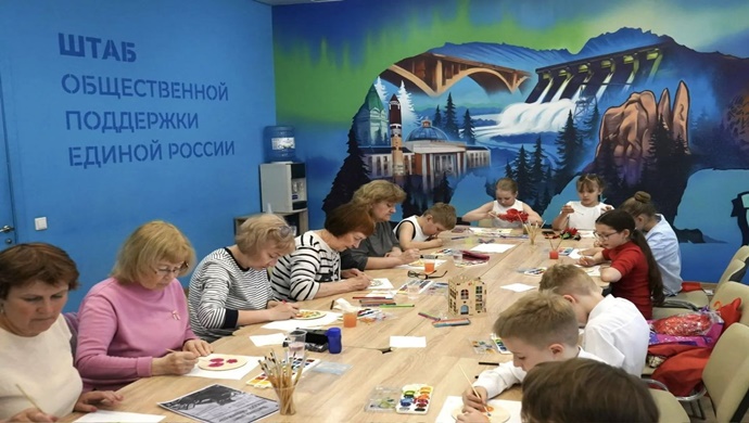 Сбор гумпомощи, высадка аллей, приёмы граждан: «Единая Россия» провела в регионах «День соседей»